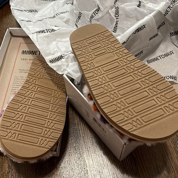 Minnetonka - Lolo in Blush Leopard  Print - Picture 8 of 9